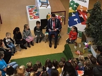Burgemeester Westland leest voor op school Honselersdijk